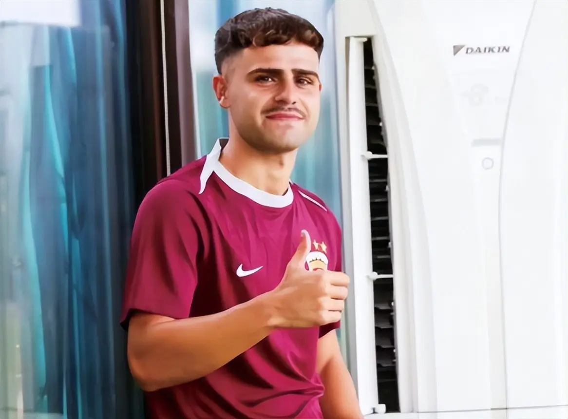 而且已经参, 此前他效力, 得中场得天 而且已经参, 此前他效力, 得中场得天