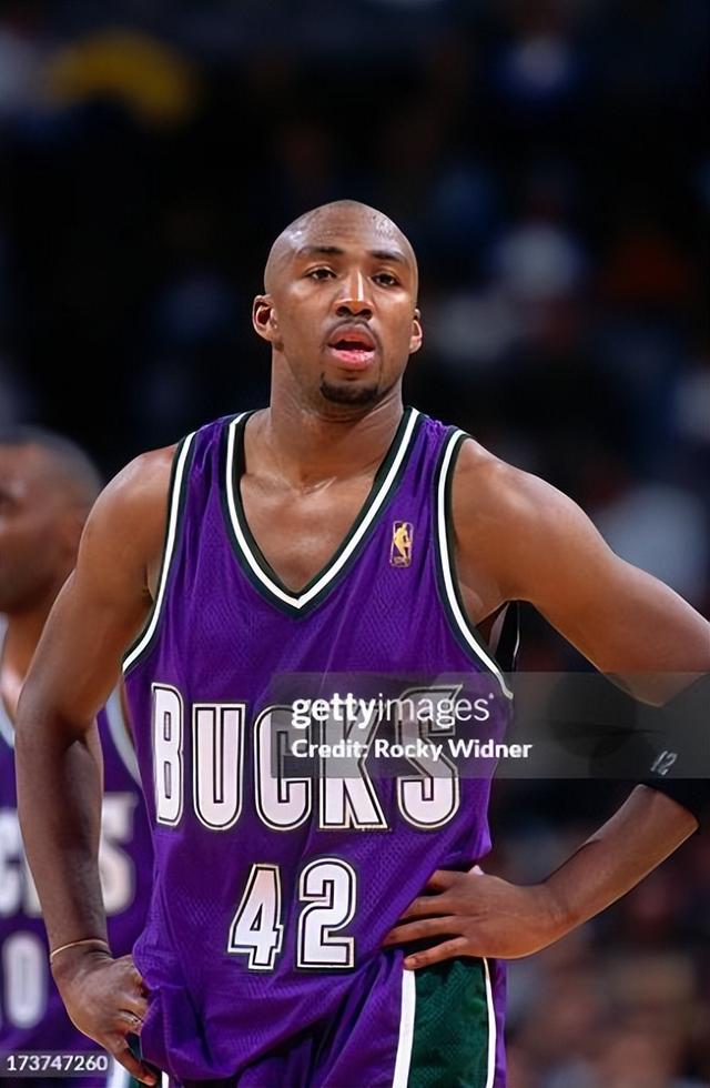 身体在内线, 效力