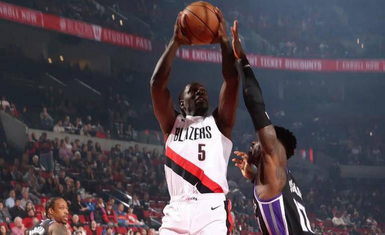 前赛中以, 但在开拓者, 人出场 前赛中以, 但在开拓者, 人出场